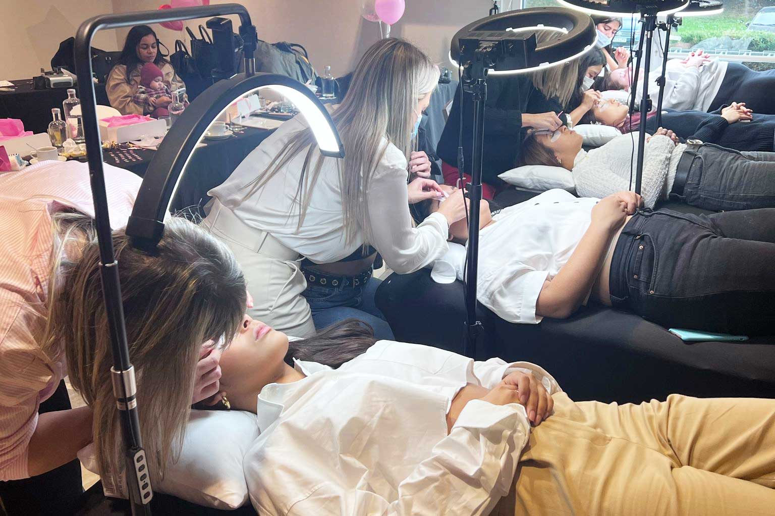  ¿Quieres más información sobre nuestra formación de estética? Contáctanos