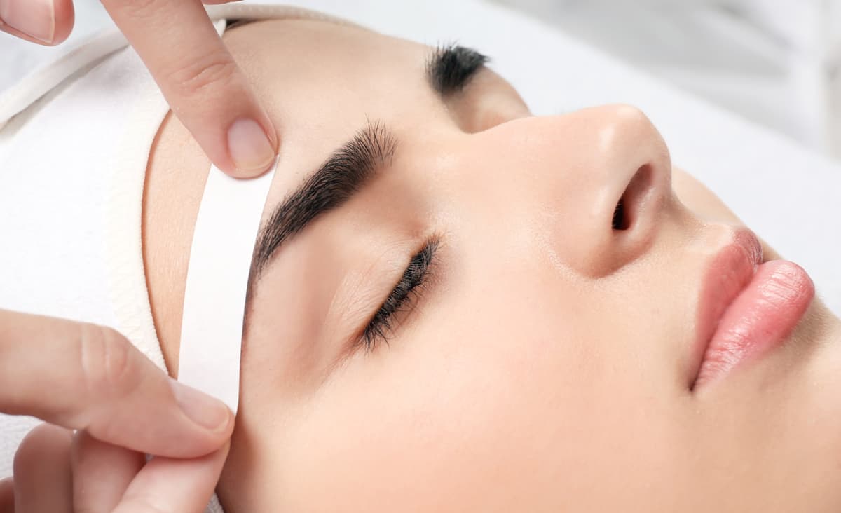 Potencia tu expresión con una depilación de cejas profesional